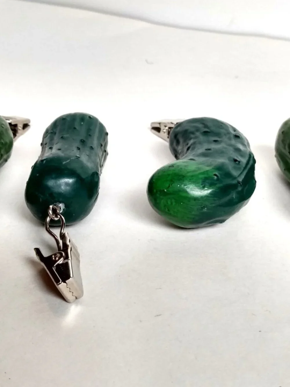 Green Pickles Cucumbers Set 4 pieces Picnic Tablecloth Weights Clips Resin EUC